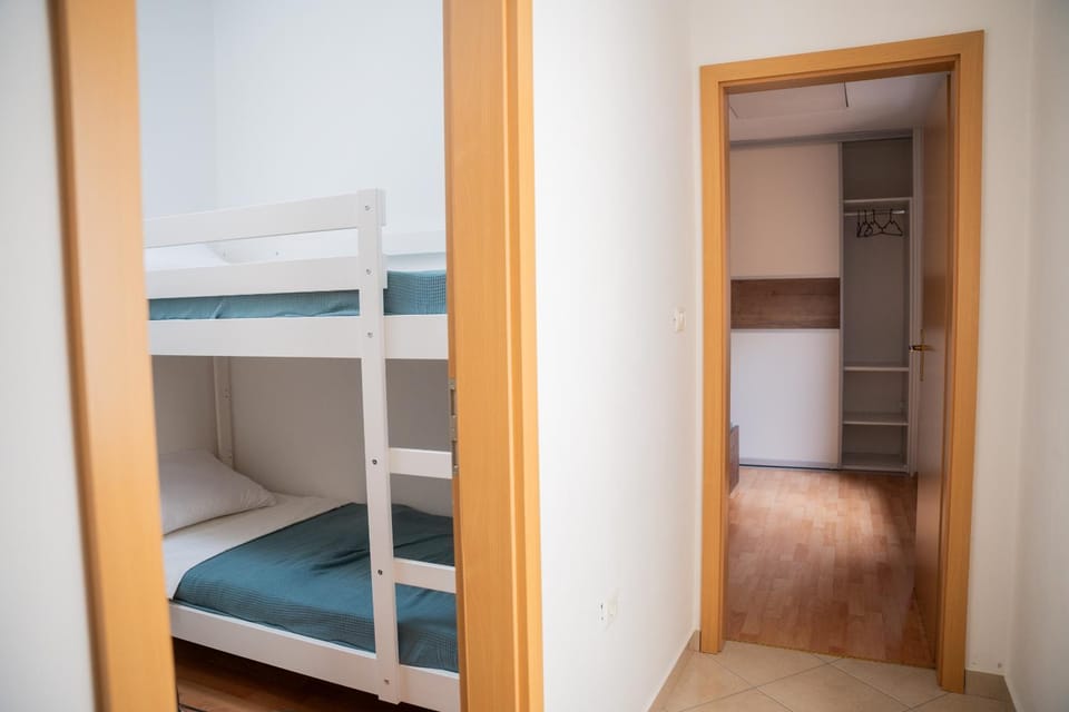 Bedroom, bunk bed