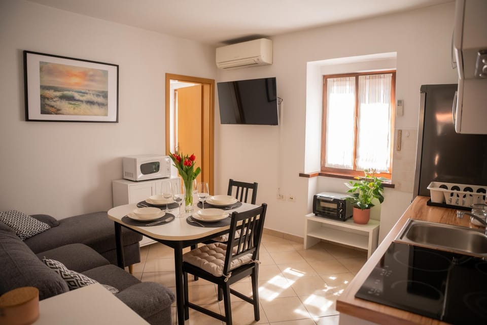 TV and multimedia, Living room, Dining area, air conditioner