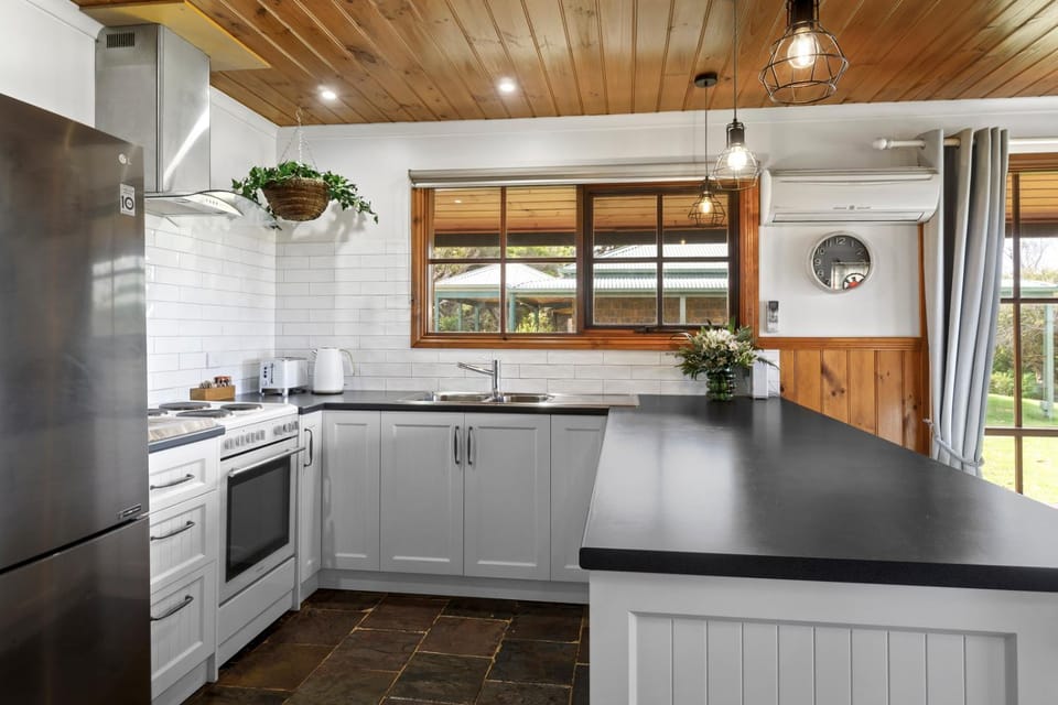 Apollo Bay Cottages- Wild Dog House in Apollo Bay