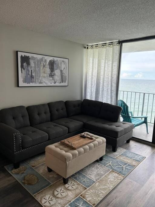On the Sand Beachfront Condo, Newly Renovated Apartment in Garden City
