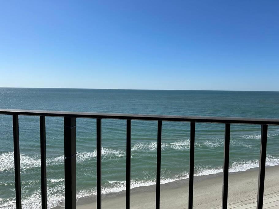 On the Sand Beachfront Condo, Newly Renovated Apartment in Garden City