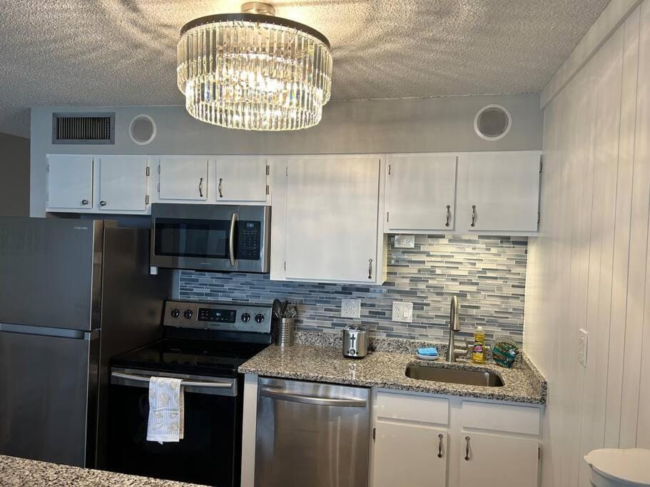 On the Sand Beachfront Condo, Newly Renovated Apartment in Garden City