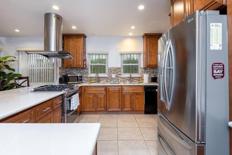 Central LA Bliss: 5 BR Home, BBQ, Perfect Location House in West Hollywood