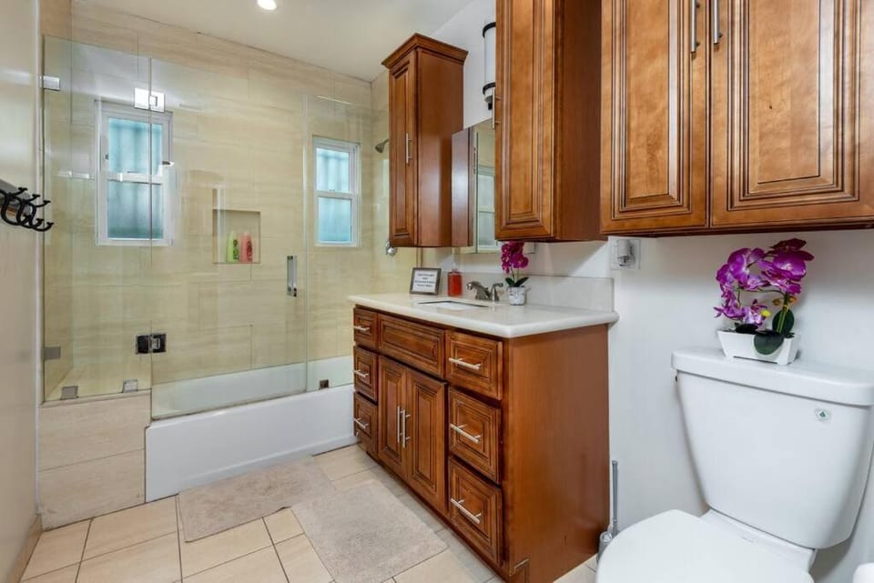 Central LA Bliss: 5 BR Home, BBQ, Perfect Location House in West Hollywood