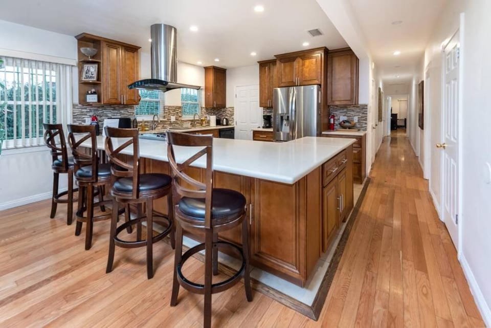 Central LA Bliss: 5 BR Home, BBQ, Perfect Location House in West Hollywood