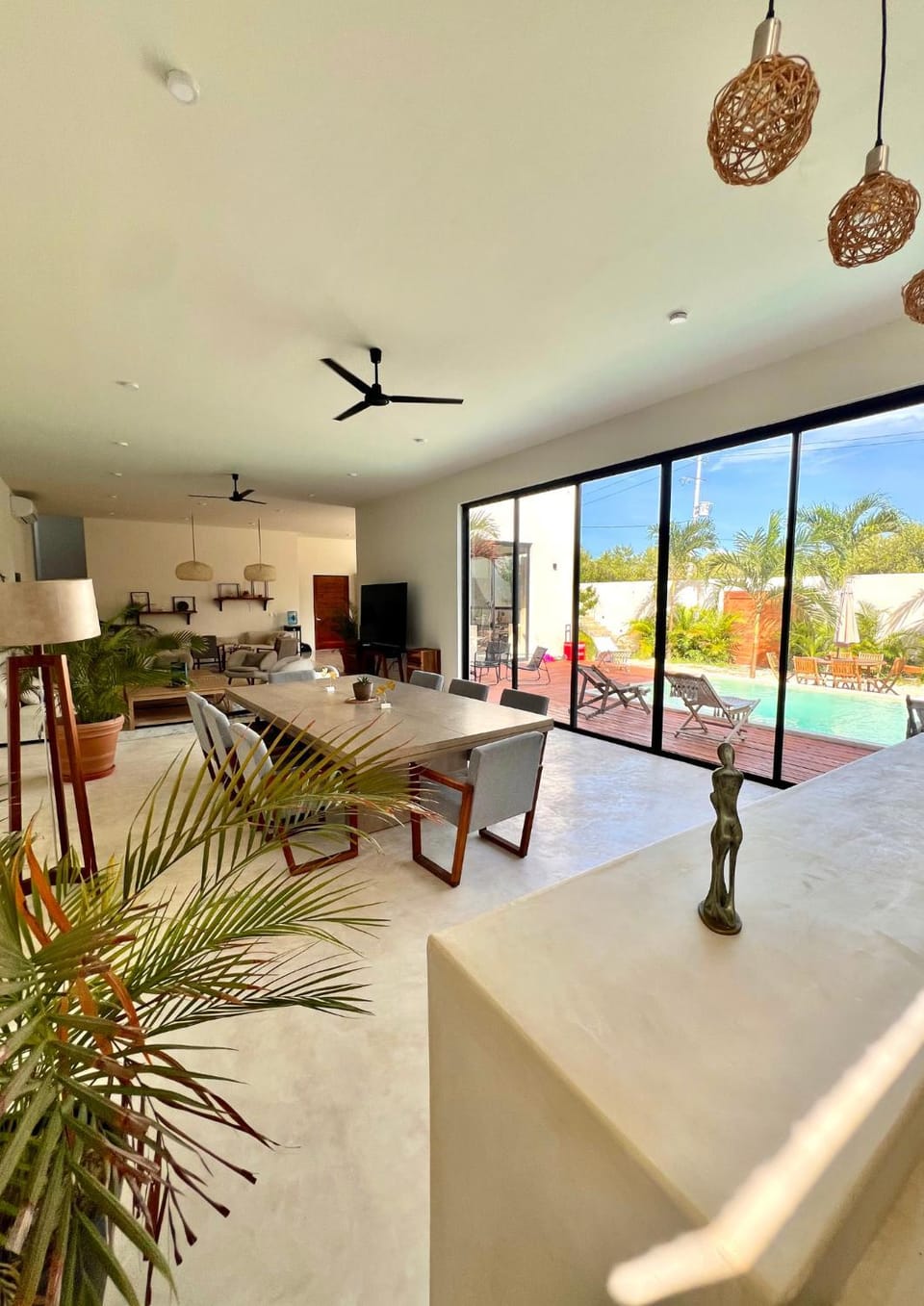 Lounge or bar, Seating area, Dining area