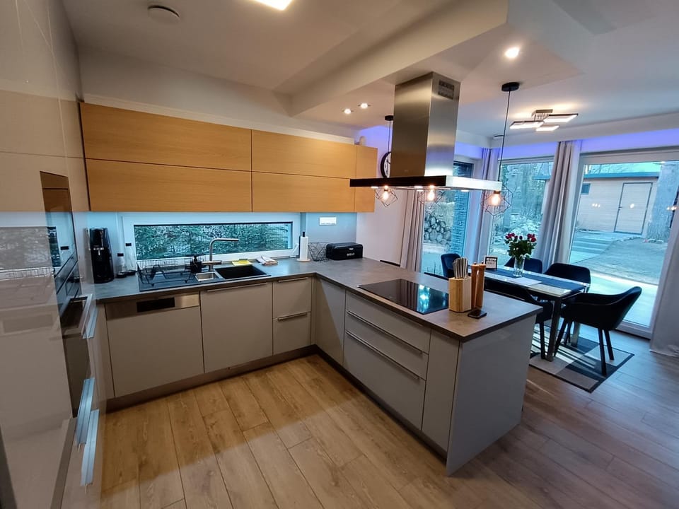 Coffee/tea facilities, Kitchen or kitchenette, dishwasher, oven, stove, toaster