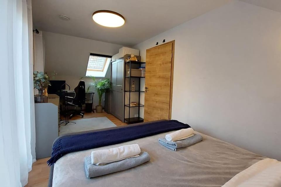 Bed, Photo of the whole room, Seating area, Bedroom, towels