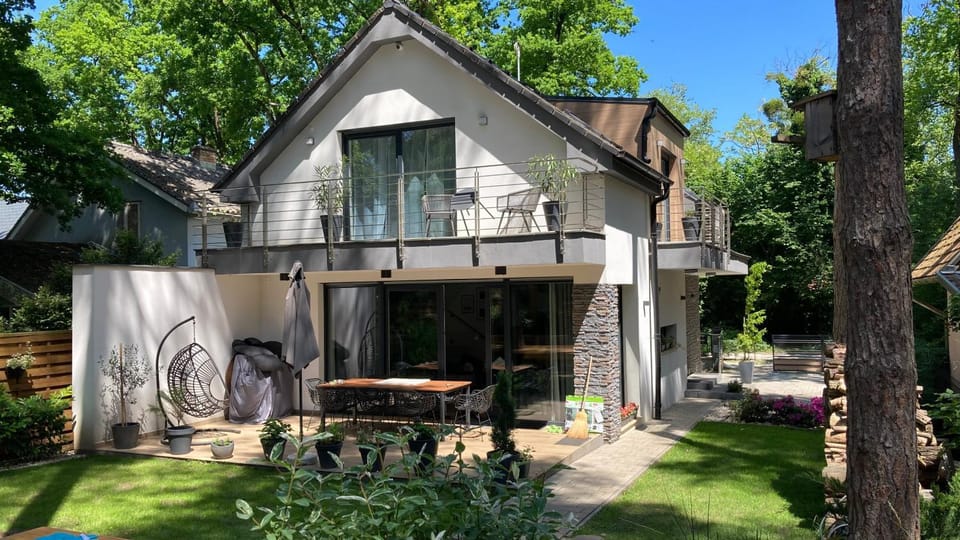 Property building, Patio, Day, Garden, Garden view