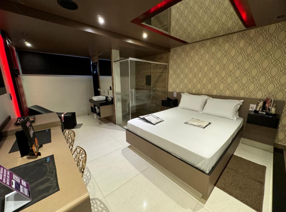 Shower, Photo of the whole room, Dining area, Bedroom, bidet, air conditioner