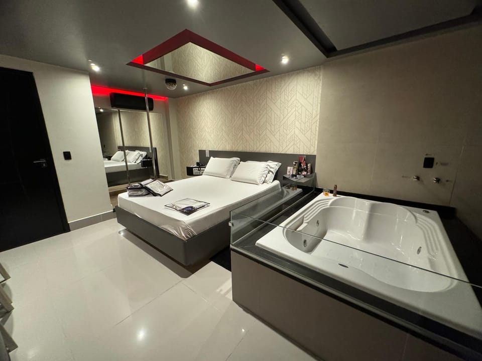 Bed, Photo of the whole room, Bedroom, Entertainment, Bath, towels