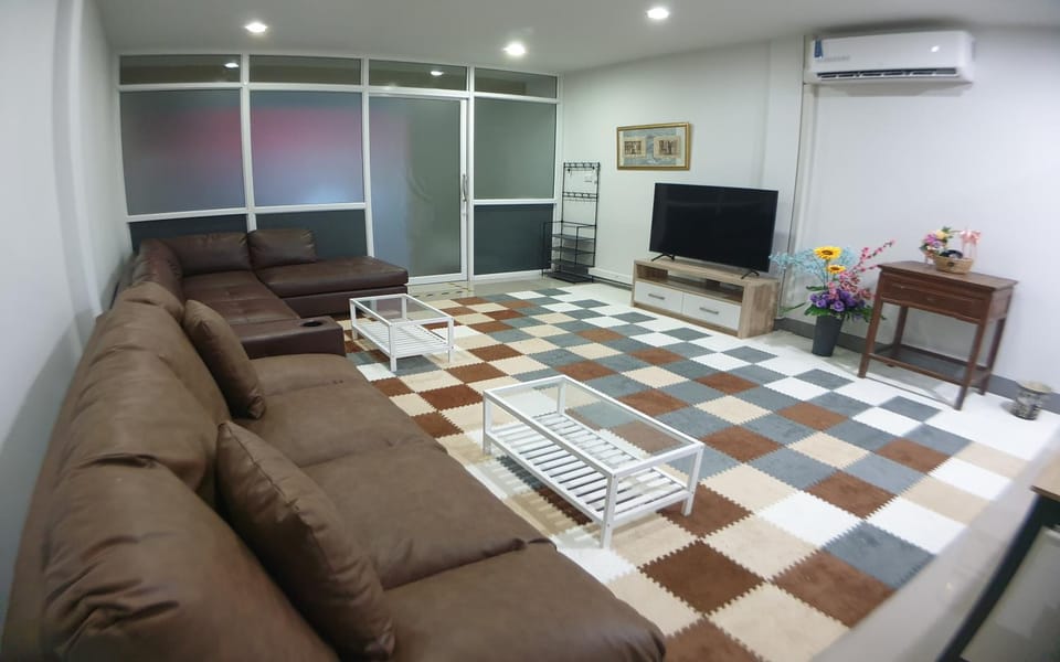 Communal lounge/ TV room, TV and multimedia, Living room, Seating area, Evening entertainment, air conditioner