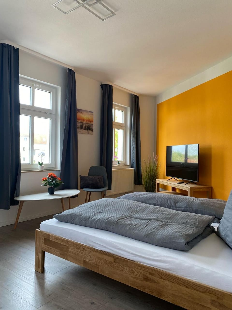 Bed, TV and multimedia, Photo of the whole room, Seating area, Bedroom