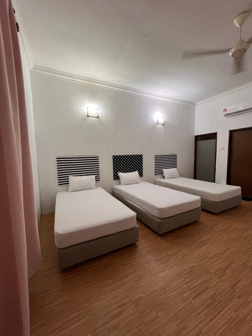 Bed, Photo of the whole room, air conditioner