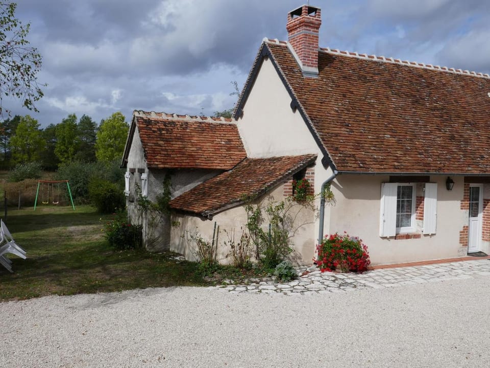 Gîte champêtre pour 5 pers avec terrasse près des châteaux, animaux admis - FR-1-491-345 House in Centre-Val de Loire