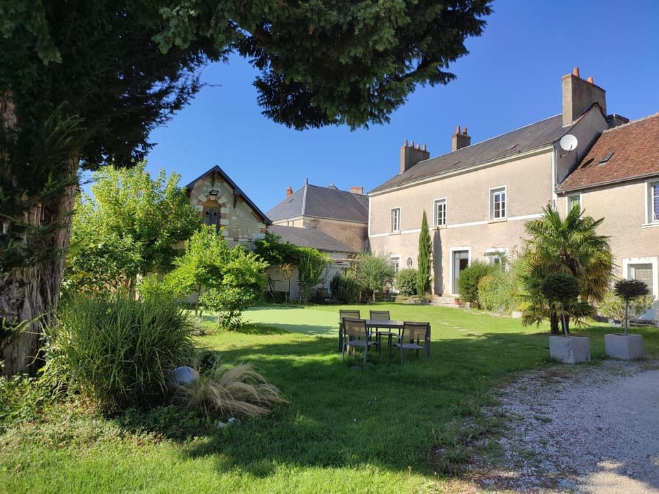 Chaleureux studio avec jardin commun et parking, idéal pour un couple face à l'Abbaye de Pontlevoy - FR-1-491-363 Apartment in Centre-Val de Loire