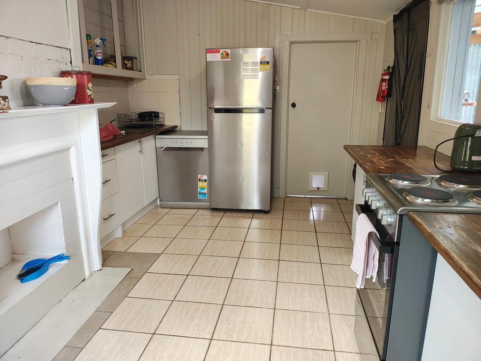 dishwasher, oven, kitchen