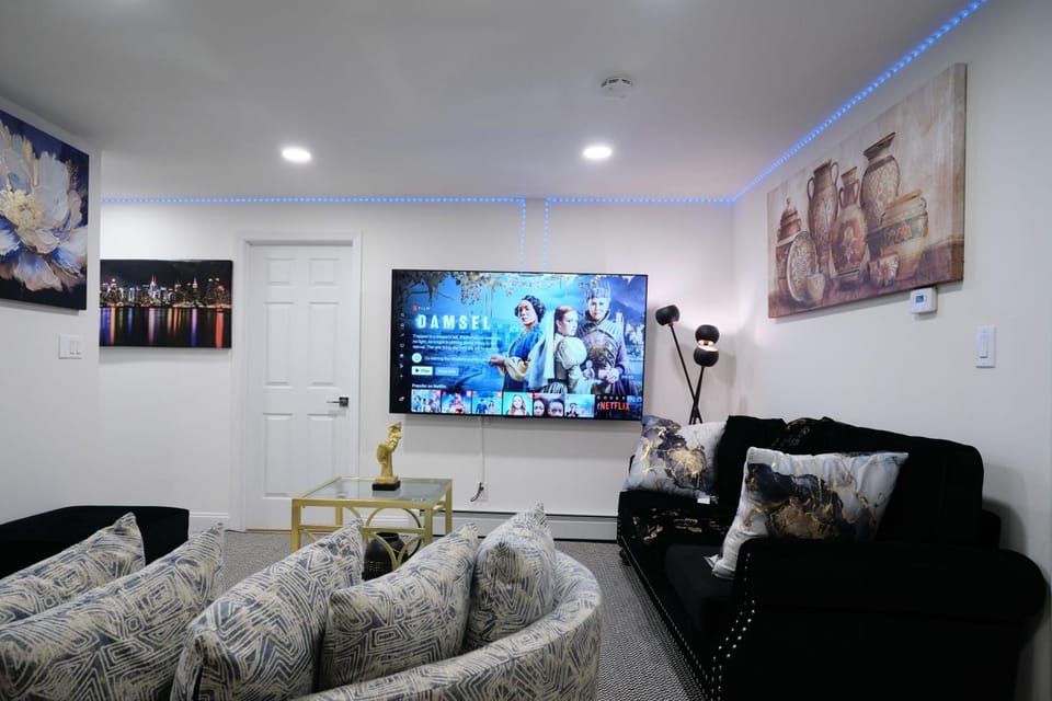 TV and multimedia, Living room, Decorative detail, Seating area, Evening entertainment, internet, air conditioner