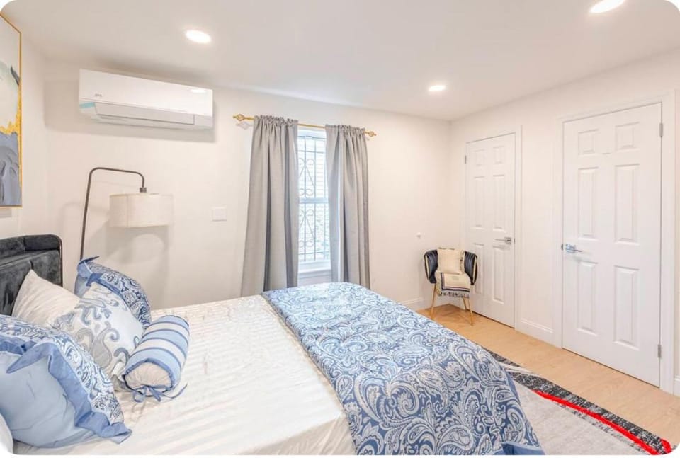 Bed, Photo of the whole room, Bedroom, flat iron, internet, towels, wardrobe, air conditioner