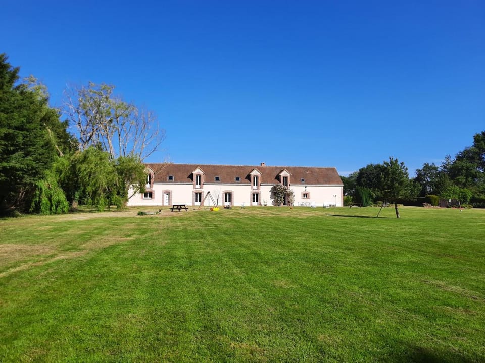 Gîte tout inclus avec piscine privative, activités de plein air et animaux en liberté - FR-1-491-396 House in Centre-Val de Loire