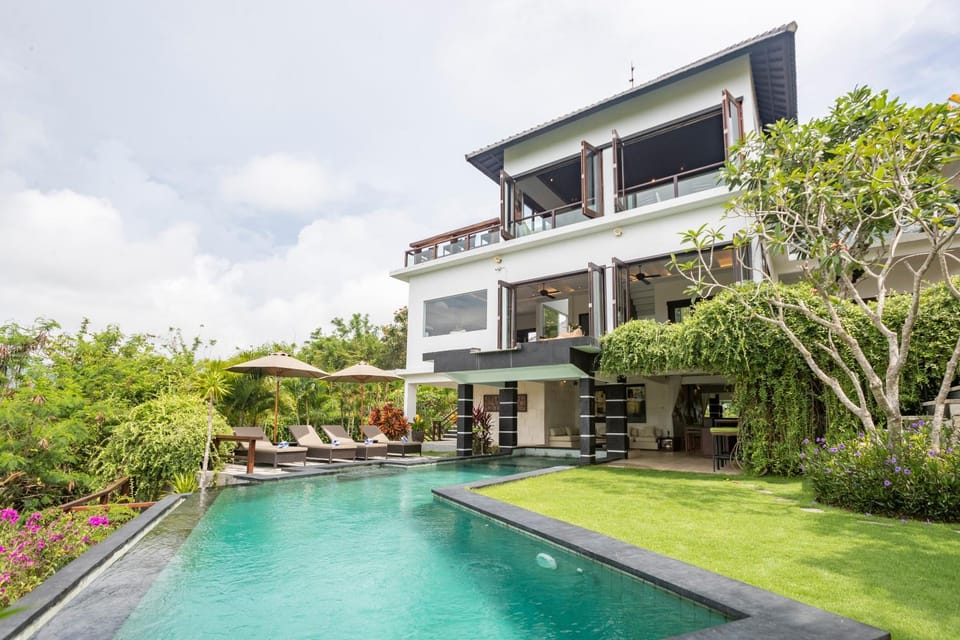 Property building, Garden, Pool view, Swimming pool