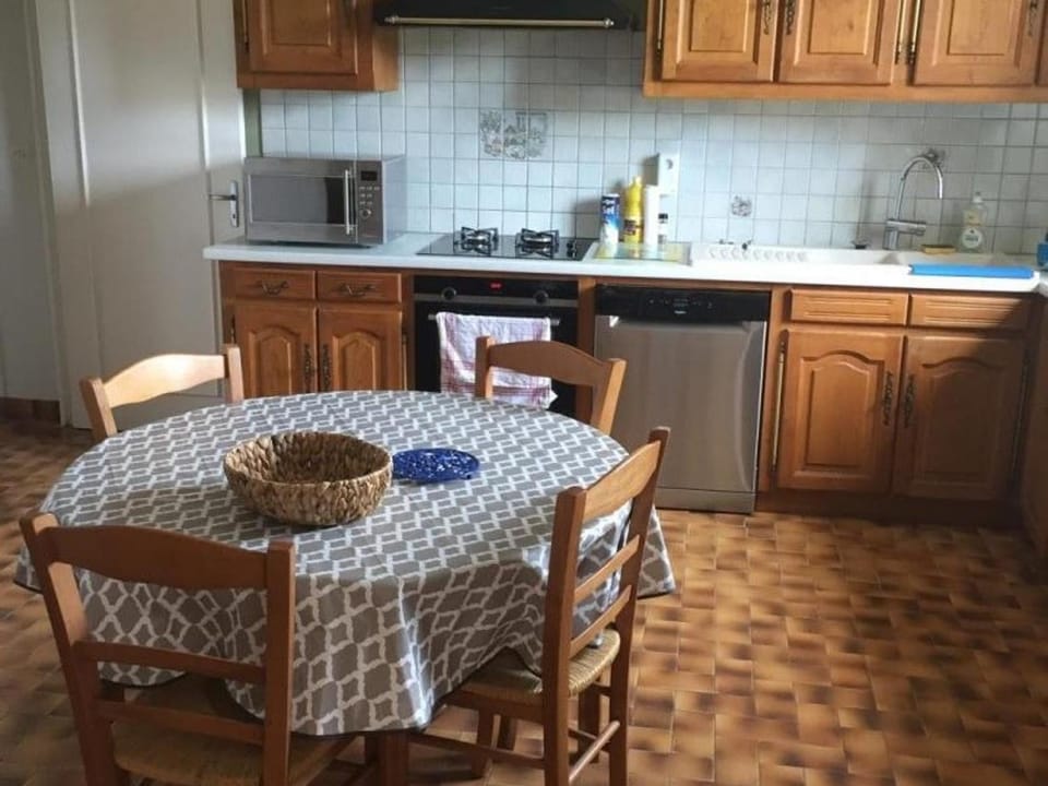 Gîte spacieux avec cheminée et salle de jeux - FR-1-491-442 House in Centre-Val de Loire