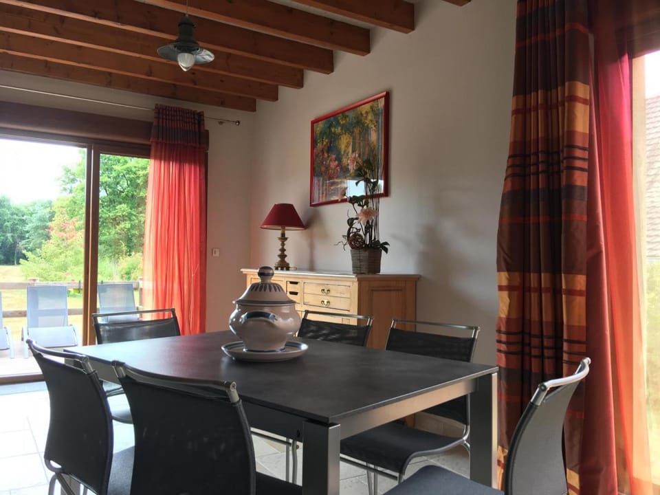 Maison spacieuse en Sologne avec grand jardin, proche randonnée, terrasse, parking privé - FR-1-491-437 House in Centre-Val de Loire