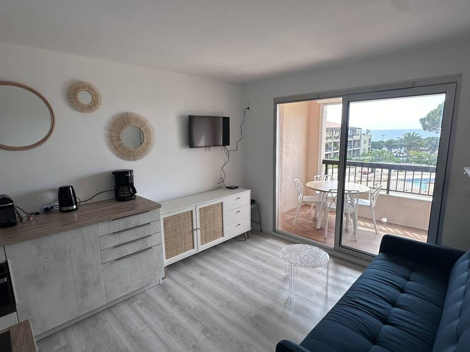 Appartement T2 avec piscine et vue mer proche plages - FR-1-768-76 Apartment in Roquebrune-sur-Argens
