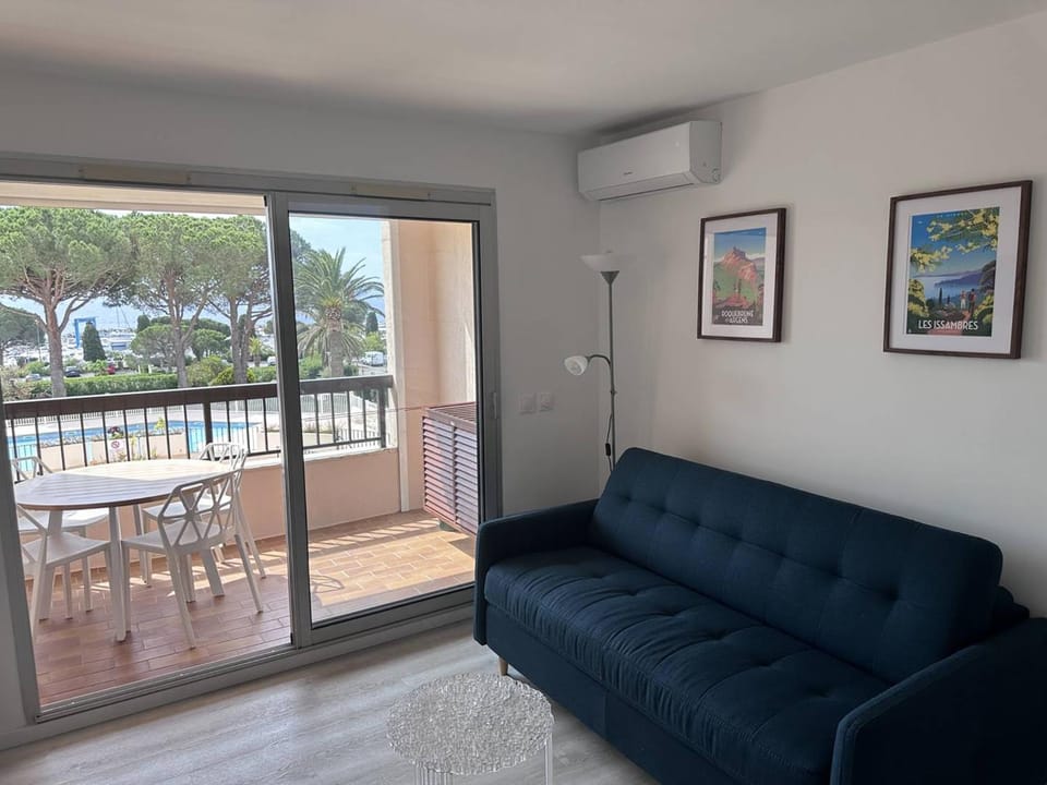 Appartement T2 avec piscine et vue mer proche plages - FR-1-768-76 Apartment in Roquebrune-sur-Argens