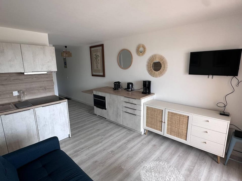 Appartement T2 avec piscine et vue mer proche plages - FR-1-768-76 Apartment in Roquebrune-sur-Argens