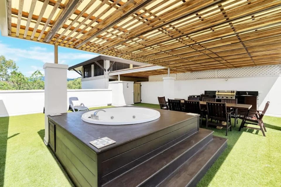 'Tropical Escape' Coastal Daydreams with Rooftop Spa Apartment in Palm Cove