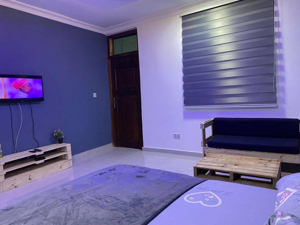 Communal lounge/ TV room, TV and multimedia, Living room, Seating area, Bedroom