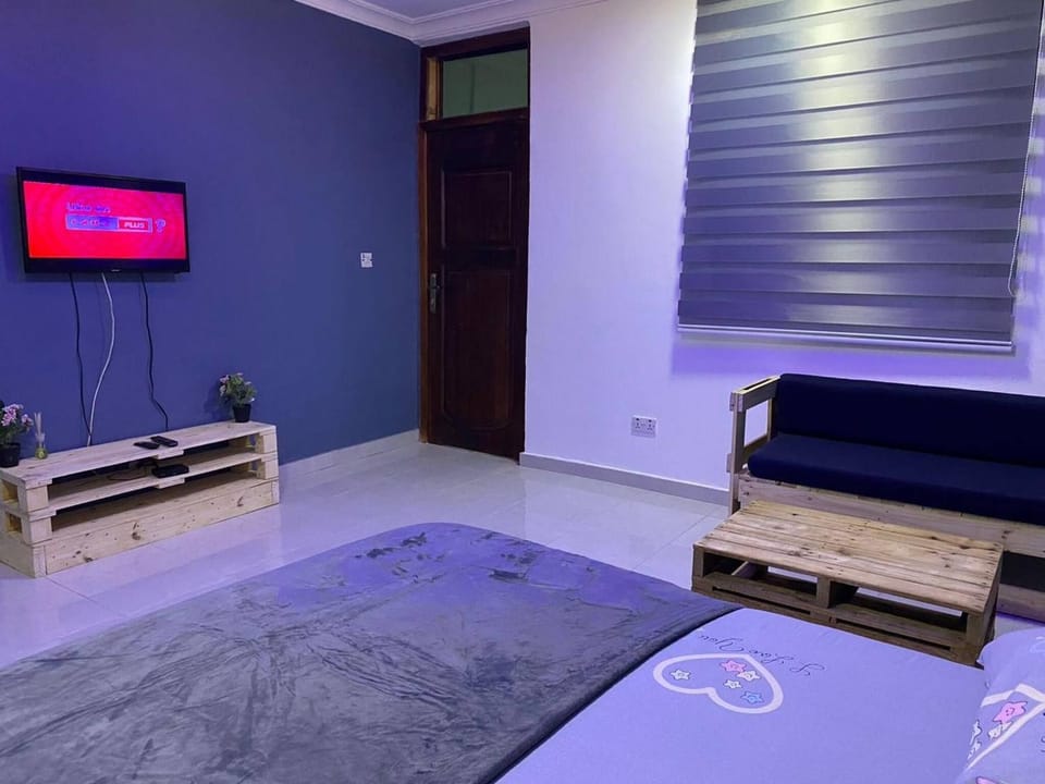 TV and multimedia, Seating area, Bedroom