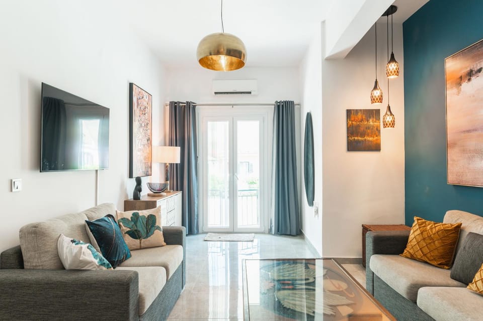TV and multimedia, Living room, Photo of the whole room, Seating area, Quiet street view