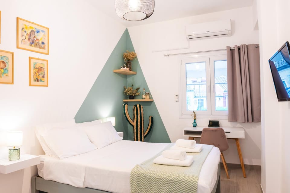 TV and multimedia, Photo of the whole room, Bedroom, Quiet street view, air conditioner