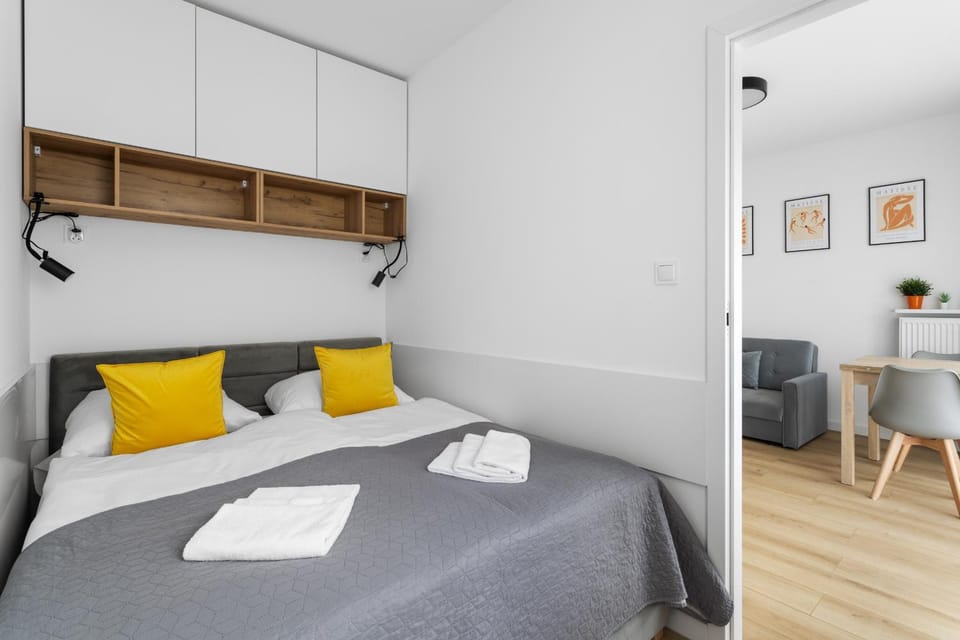 Bed, Seating area, Dining area, Bedroom