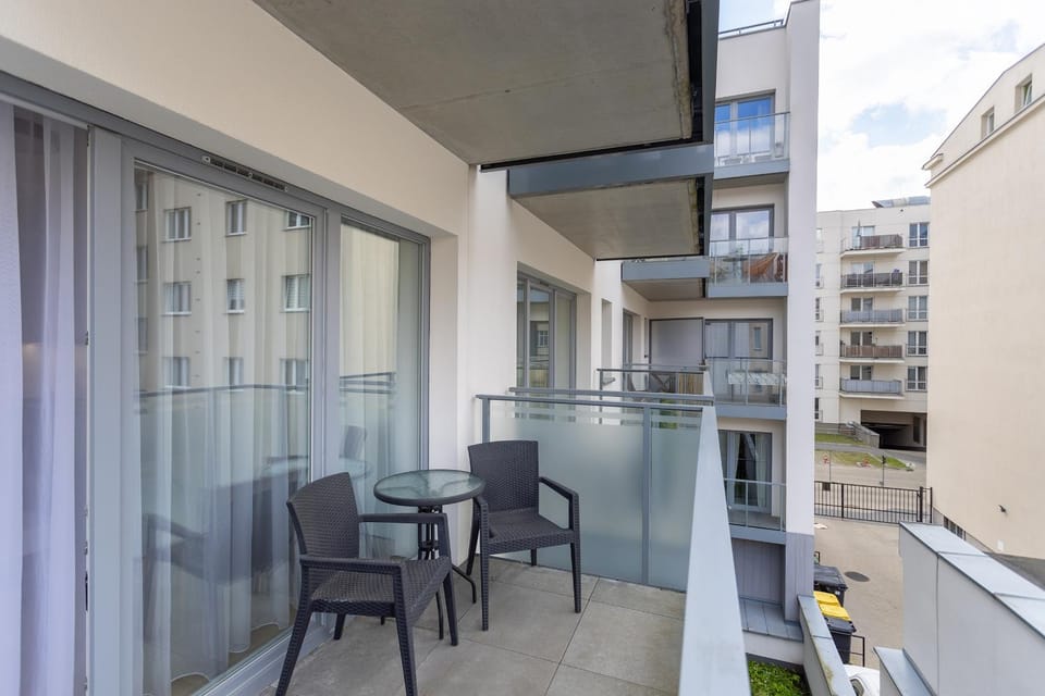 Property building, Day, Balcony/Terrace