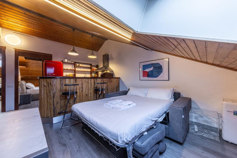 Bed, Kitchen or kitchenette, Living room, Seating area
