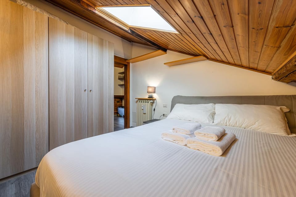 Bed, Bedroom, towels, wardrobe