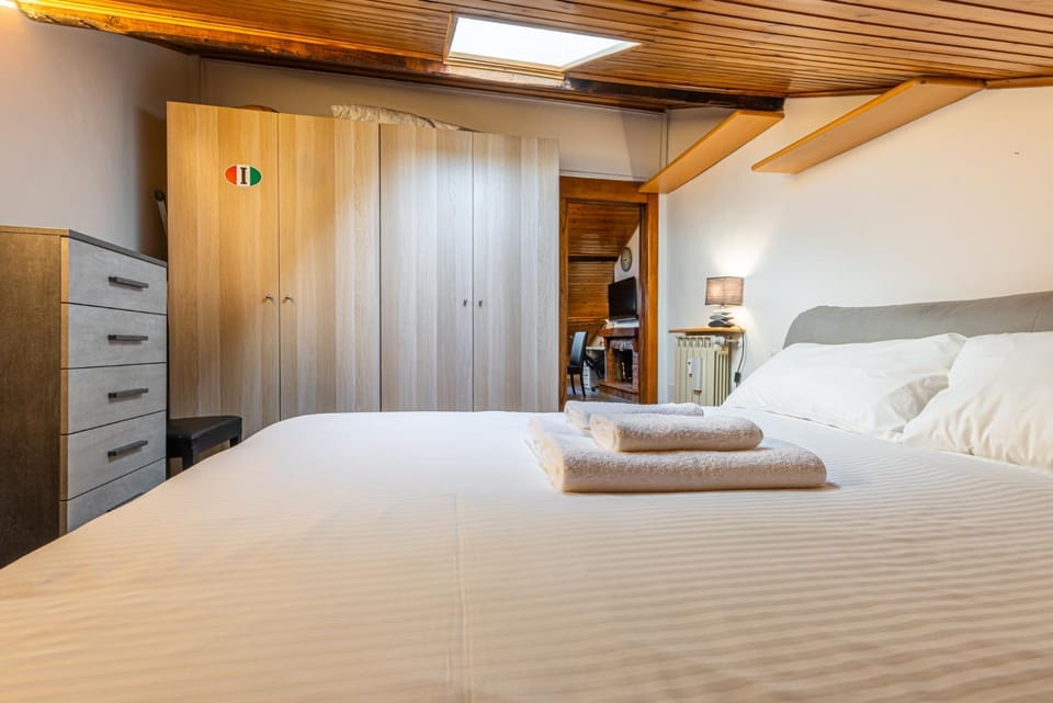 Bed, Bedroom, towels, wardrobe