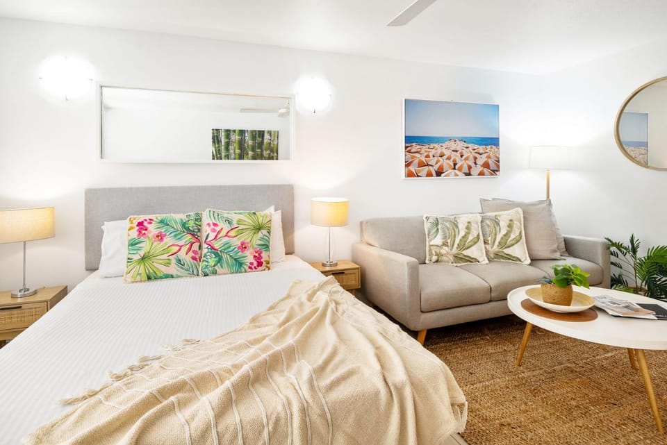 Living room, Photo of the whole room, Seating area, Bedroom