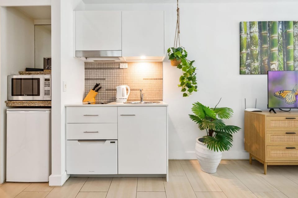 Kitchen or kitchenette, dishwasher, minibar, oven, stove