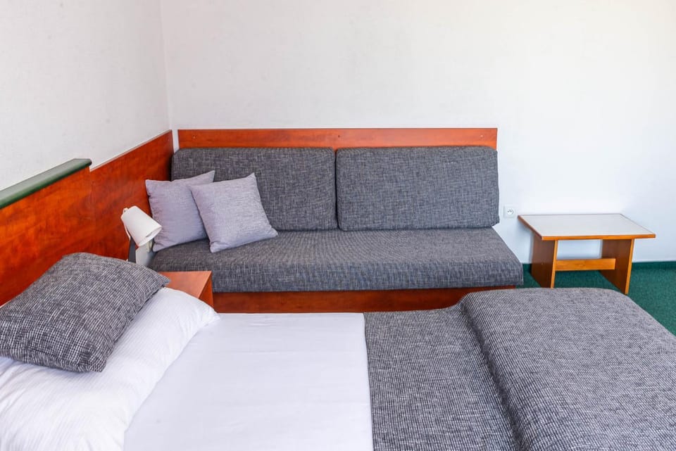 Bed, Photo of the whole room, Seating area