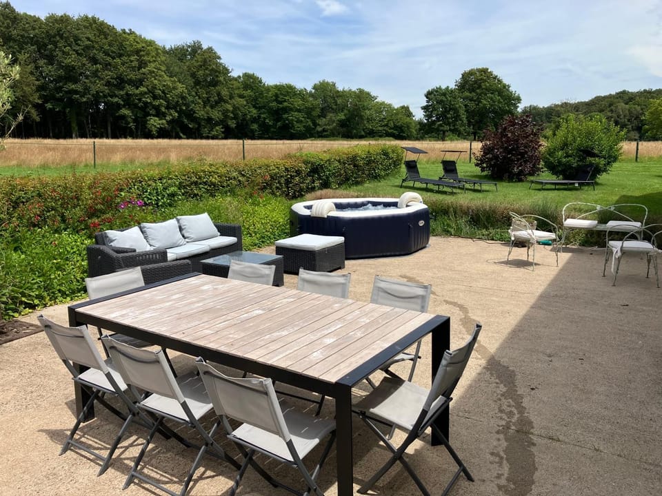 Day, Natural landscape, Garden, Dining area, Garden view