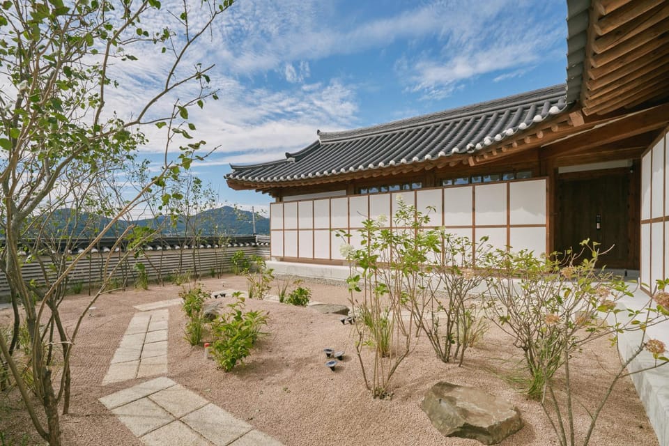 Property building, Day, Natural landscape, Garden, Garden view
