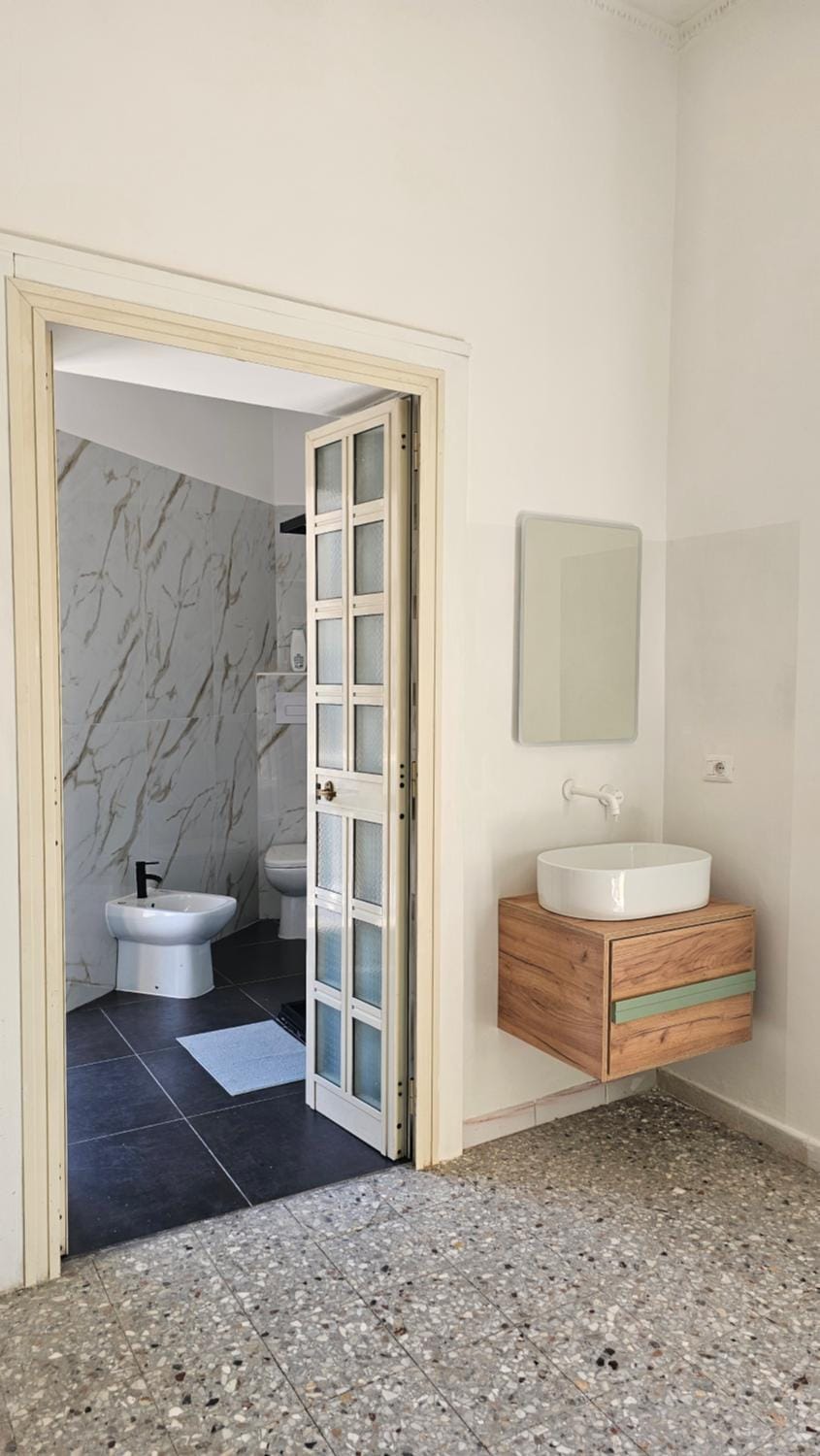 Shower, Toilet, Bathroom, towels