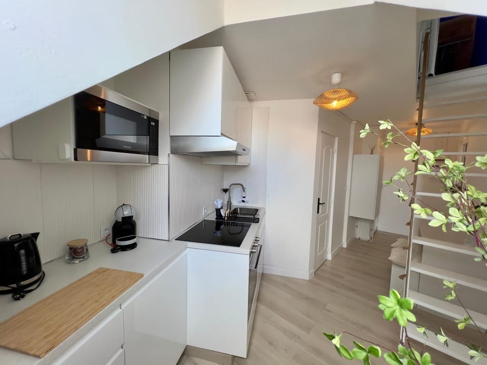 Kitchen or kitchenette, pet friendly, stove, toaster