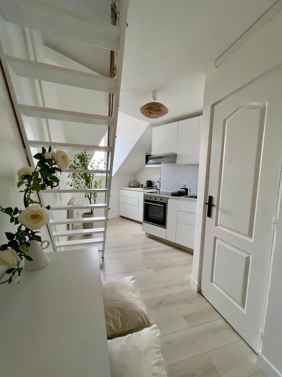 Kitchen or kitchenette, Dining area, oven, stove