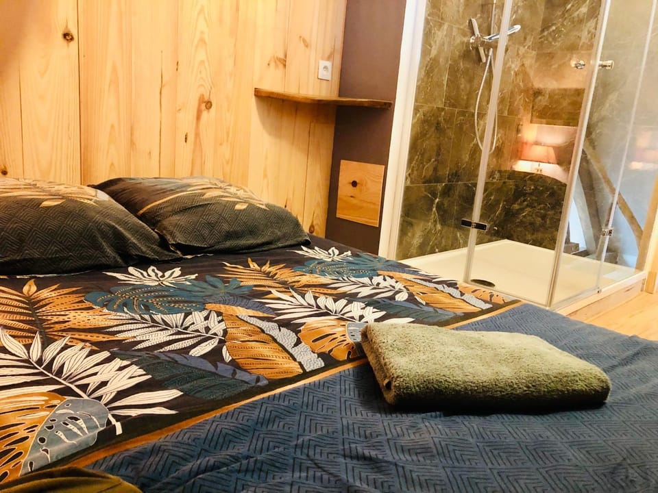 Shower, Bed, Photo of the whole room, Bedroom