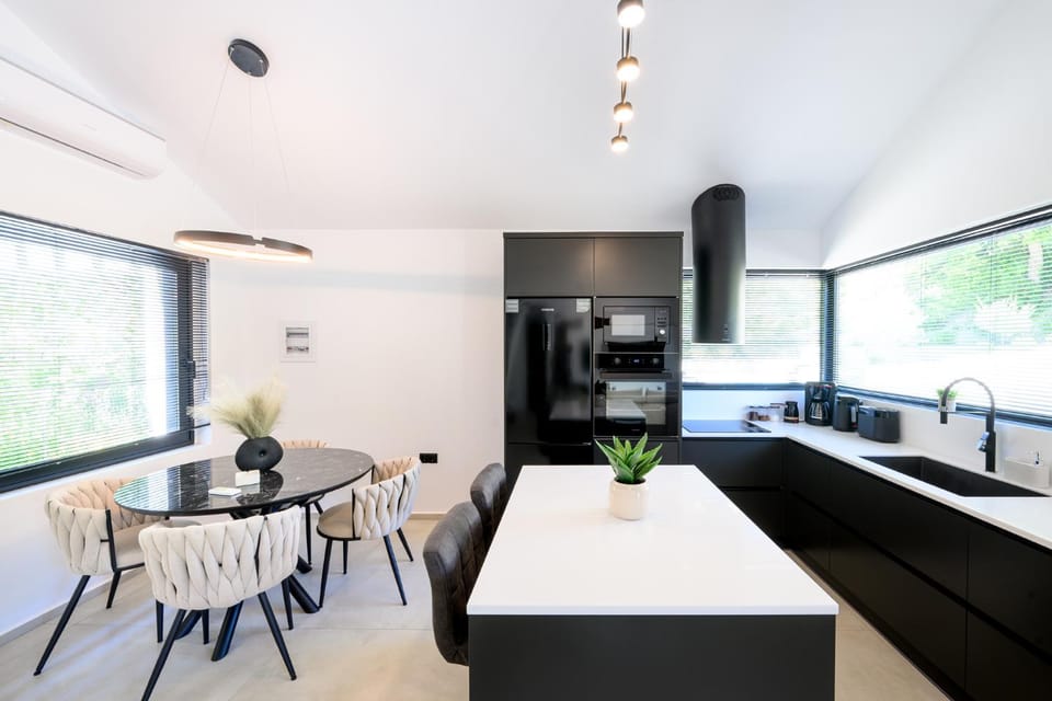 Kitchen or kitchenette, Dining area, oven